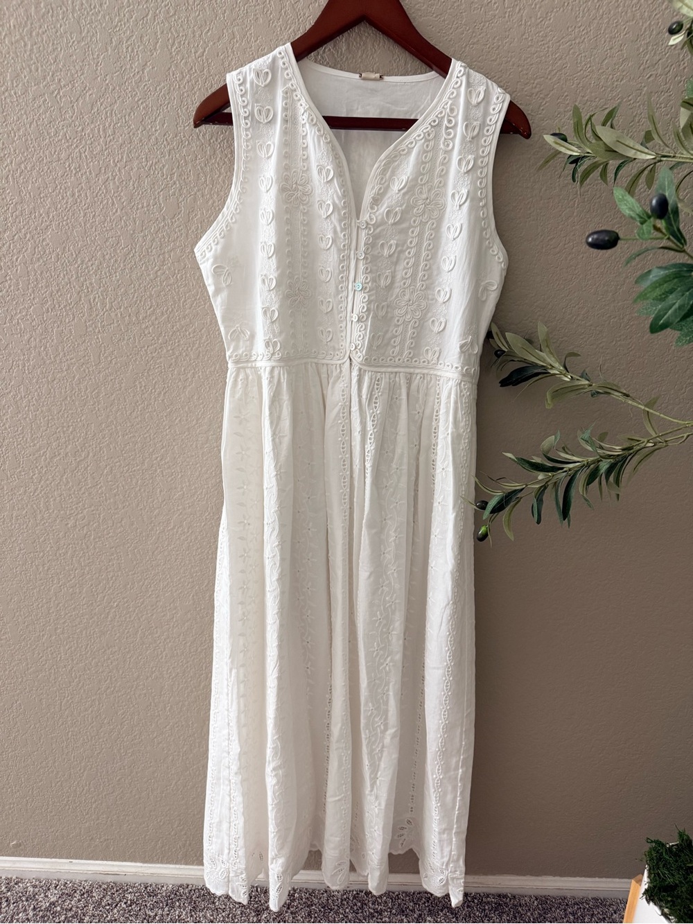 NWT Magaschoni White Embroidered Eyelet Midi Dress Sleeveless V-Neck M